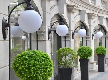 Moderne LED-Gartenwandleuchte für den Außenbereich, 150 mm PMMA-Kugellampe mit klarem, kugelförmigem, schwarzem Sockel für den Lagergarten des Hotel Villar